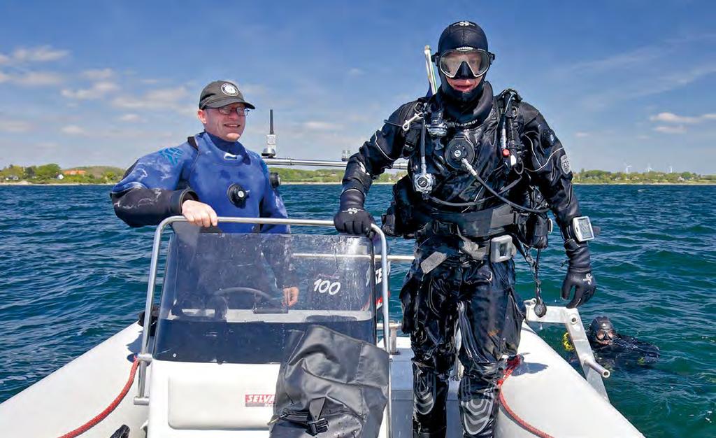 På vei ut til vraket av M/F Ærøsund med Diving 2000.