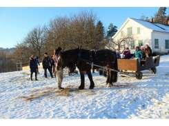 Markeder 2019 Påskemarkedet 2019 arrangeres lørdag 6/4 og søndag 7/4 kl 12:00-16:00. Utstillerne står enten i våningshuset eller ute på tunet og selger hjemmelagde husflidsprodukter.