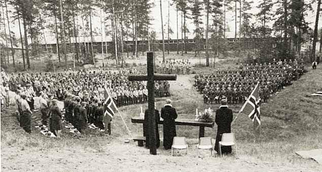 HELGELANDSMOEN KAPELL Gudstjeneste i friluftskirken Furuhald på Helgelandsmoen i 1978. Begge fotografier er hentet fra «Helgelandsmoen 125 år» av Reidar Aslaksrud og Erik Løken, 1993.