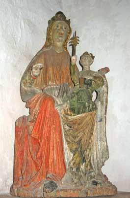DEN GOTISKE MADONNAEN Skulpturen av Maria med barnet på kneet er tidfestet til midten av 1200-tallet. Figuren er det eldste inventaret i kirken, og står på en hylle i det sørøstre hjørnet.