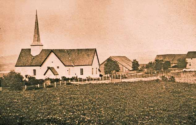 HOLE KIRKE I FOTOGRAFIETS BARNDOM Hole kirke i 1856. Prestegården til høyre. Ringerikes Museum eier bildet, fotograf ukjent.
