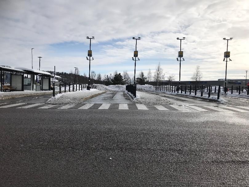 Ved resepsjonen er det en egen holdeplass for Taxi, og Olavsgaard Bussterminal ligger rett ved hotellet.