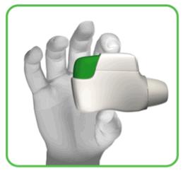 RØDT Sjekk munnstykkets åpning Figur C 1.3 Hold inhalatoren horisontalt med munnstykket mot deg og med den grønne knappen vendt rett opp (figur D). Figur D 1.