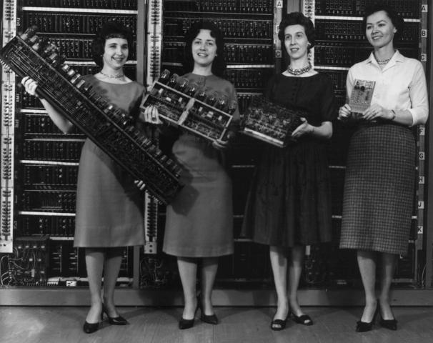 Den elektroniske datamaskinen Hjelpen kom fra et helt uventet hold, med utviklingen av datamaskinen ENIAC (Electronic Numerical Integrator and Computer) (1946) verdens første programmerbare