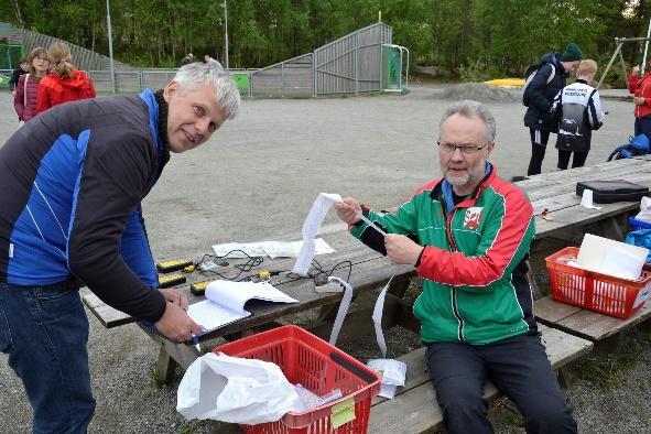 Arrangørane fekk mange gode tilbakemeldingar for løyper, terreng, arena m.m. Løypeleggarane Kjetil og Thomas tar seg her av deltakarar og resultatlister på Auklandshamn skule.