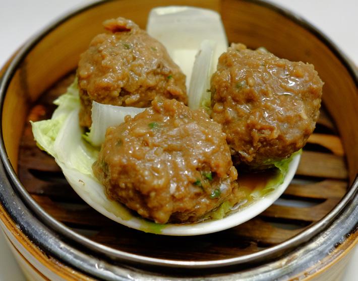 Fried glutenrice balls filled with pork and dried shrimps.