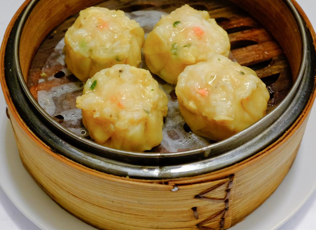 Steamed bun filled with scampi and scallop.