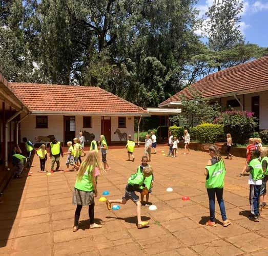 Lek i skolegården på Den norske skolen i Nairobi. FOTO: PRIVAT Å FÅ VÆRE DER GUD VIL Sunniva og Benjamin sammen med barnepasser Teresiah.