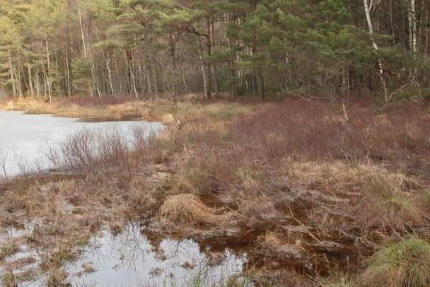 Kartmarkeringene (bokstaver) viser til flybildet over, og bilder og bildetekstene som følger.