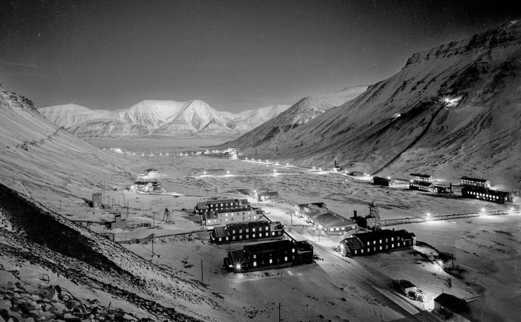 Longyearbyen i måneskinn ca 1955. Foto: Leif Archie Grøndal. Herta gjorde 10 år senere et tilsvarende motiv på et 13x18cm diapositiv.
