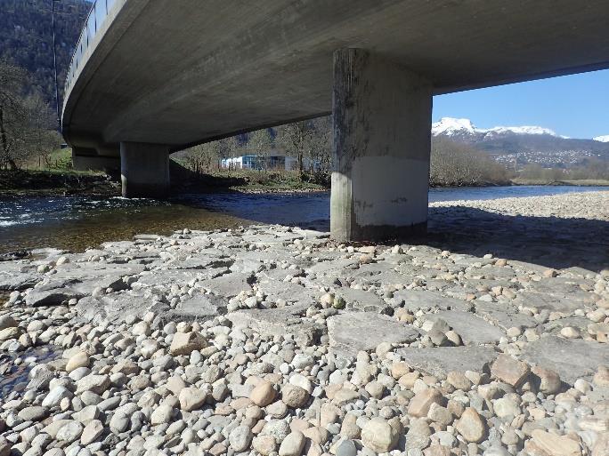 I denne rapporten er vassdragets undersøkte strekninger delt i fem del-strekninger: Samløp mellom Jølstra og Anga (1,5 km), Jølstra opp til Brulandsfossen (anadrom del; 5,1 km), Anga mellom