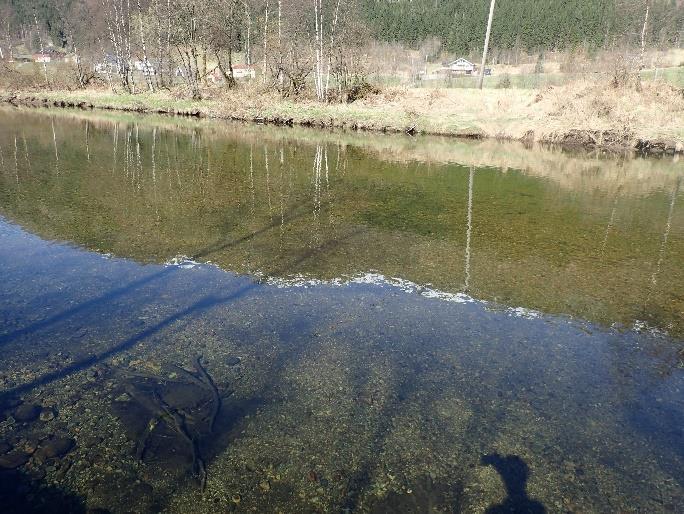 utført ved å flytte stor stein fra elveløpet og inn langs eller opp på