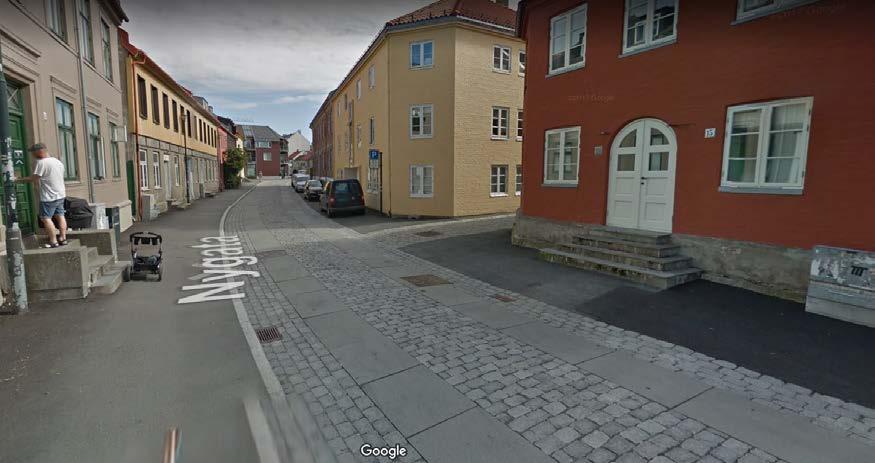 36 (53) EILERT SUNDT VGS FARSUND Figur 32 Eksempel på gatebelegning i Nygata i Trondheim (Baklandet) Lav kantstein kan også være en fordel for eventuelle møtende fotgjengere med barnevogn eller