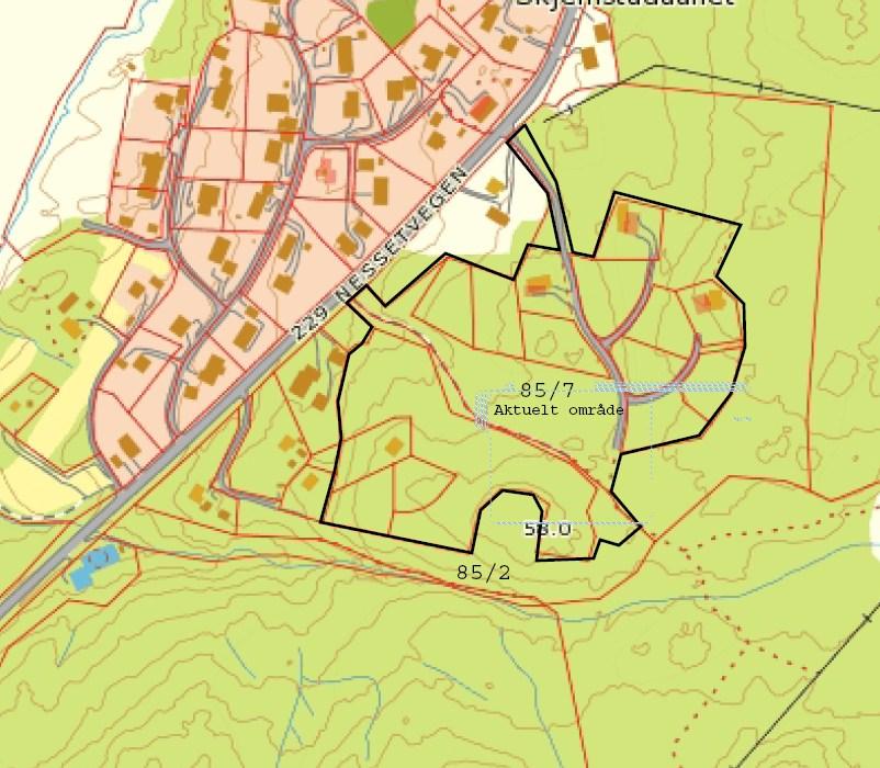 Planområdet ligger i et skogkledd, delvis utbygd hytteområde. I utgangspunktet lå planområdet innenfor eiendomsgrensene for del av to eiendommer; gnr. 85, bnr. 7 og gnr. 85, bnr. 2.