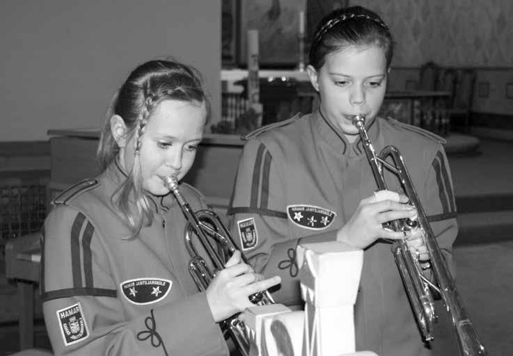 To unge HUKere som har spilt «Janitsjarskolens blåsere»; Maria Bakkerud og Kamilla Edvardsen. Janitsjarskolens blåsere og slagere HAMAR DOMKIRKE TIRSDAG 20. MARS KL.