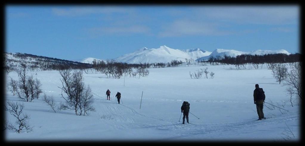 Elva Lødølja krysses (helårsbro) før en kommer inn i Skarpdalen og videre mot Sankådalen.