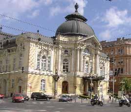 În sălile de concerte din capitală pe lângă artişti maghiari excelenţi concertează şi interpreţi celebri de pretutindeni.
