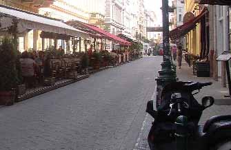 RESTAURANTE, locuri de distracţie Restaurante în piaţa Liszt Ferenc a Barokko VI., Liszt Ferenc tér 5. D-MA: 12-2, MI-S:12-3 b Birdland VI., Liszt Ferenc tér 7. 413-7983 11-24 c Buena Vista VI.