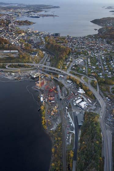 En «isolert» stasjon = dårlig bidrag til byutvikling Gir mangelfull knutepunktutvikling: Omkranset av Farrisvannet, E18, Bøkeskogen, Farriselva og veisystemet i Hammerdalen.