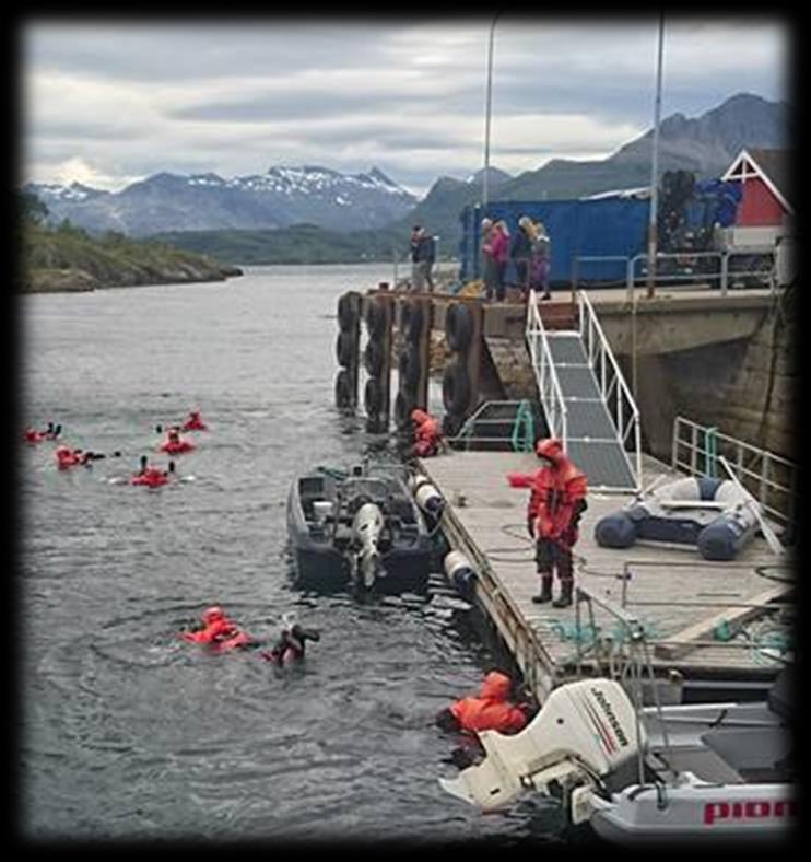 Dag to av campen startet med frokost ute ved stranda på Fugløy før deltagerne pakket og gjorde seg klare til å bli hentet av Salthammer.