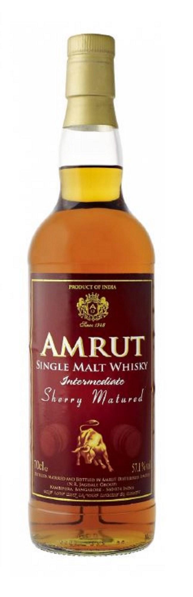 Amrut Single Malt Whisky Intermediate Sherry Denne har vi hatt 2 ganger tidligere, Nå er en ny batch klar, så den har gjenoppstått Ikke kaldfiltrert, ikke tilsatt farge.