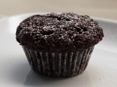 22 Sjokoláta muffins Tað, tú skalt brúka: 100g av myrkari sjokolátu 250g av hveitimjøli 250g av sukuri 2 tsk av vaniljusukur 5-6 spsk av kakao 1 tsk av natron 2 egg 1dl av mjólk 1dl av oljumargarini