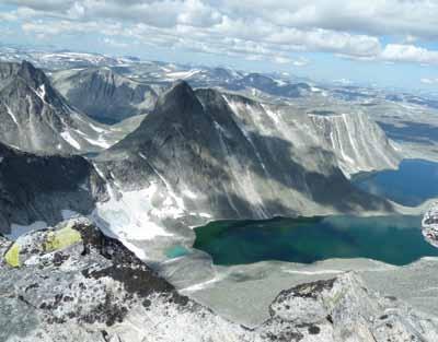 Sommertur til Snøheim på Dovrefjell Tekst og foto: Finn Granum Snøheim ble gjenåpnet som DNT-hytte sommeren 2012. Den ligger på ca. 1480 moh med Snøhettamassivet rett imot.