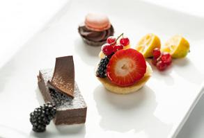 porsjon Pavlova dessert 126,- Sjokolade panna cotta 115,- med bringebærcoulis og bær