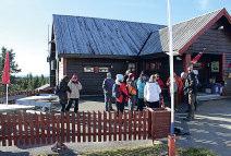 På programmet sto vandretur rundt Sjusjøen, og nesten alle i gruppen stilte for å gå de ca 11 km rundt sjøen. Fint vær og godt opparbeidede turstier trakk mange mennesker ut i naturen denne dagen.
