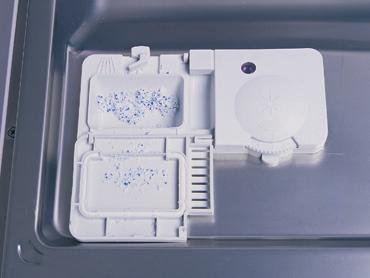 Forhindret åpning av oppvaskmiddelbeholderens lokk under vask Se til at lokket på vaskemiddelbeholderen ikke åpnes ved lasting av oppvasken, slik at det ikke kommer inn vann fra sprutearmene.