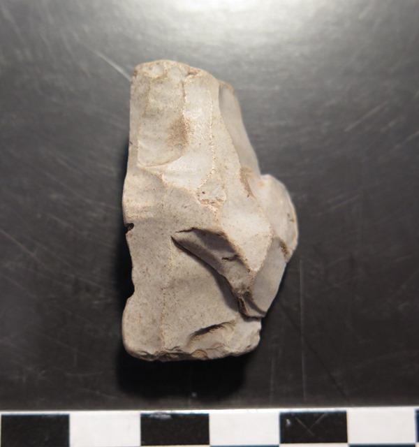 nr. 100/2,4 Råde kommune Figur 16: Sylindrisk kjerne, vannrullet. Foto: KHM. AVFALLSMATERIALET Avfallsmaterialet omfatter et fragment av en mikroflekke, ti avslag, 50 fragmenter og fire knoller.