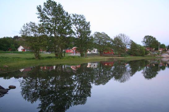 Hovedbygg og gjestehus Matsalen rommer ca. 80 personer og peisestua, som har plass til ca.