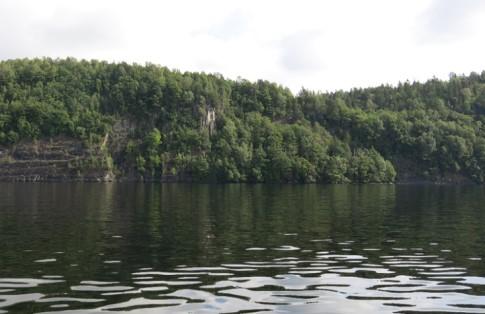 berget, noe som er gunstig for stabiliteten da lagdelingssprekker ikke kan fungere som glideflater ut av skråningen.