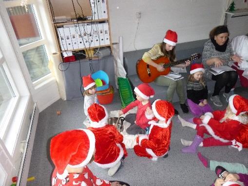 Som førebuing til dette leste me juleevangeliet og snakka om den kriste jula. Barna fekk læra tradisjonsrike julesongar, både kristlege og ikkje- kristlege.