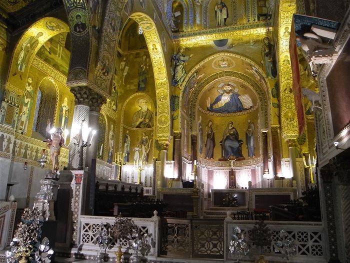 Capella Palatina, kong Rogers private kapell i Palermo, må være det vakreste som eksisterer Cefalu. En liten by kloss i havet midt på nordkysten av Sicilia.