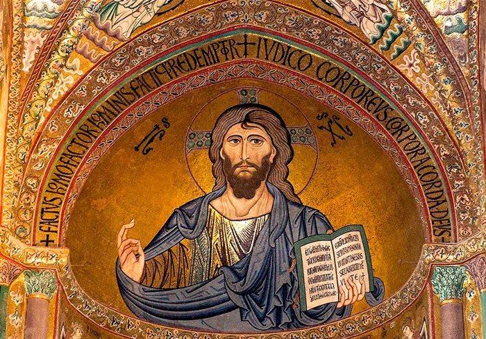 Nærbilde av mosaikken i Cefalu-katedralen, der Jesus troner som Pantokrator, Universets hersker.