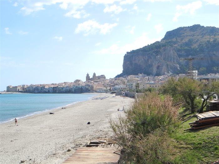 Utsikt fra terrassen på hotellet vi valgte i Cefalu, en hyggelig liten småby på nordkysten av Sicilia Vulcano. Dette er den nærmeste av De eoliske øyer nord for Sicilia, alle vulkanske.