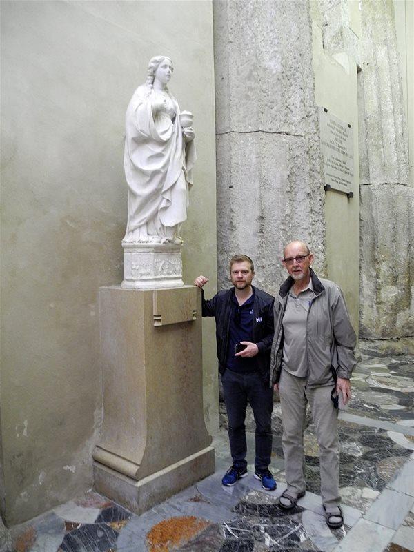 Steinar Kristiansen og Oddvar Søvik, noe alvorsfylte for anledningen, i Domkirken i Siracusa, ved en av Santa Lucia-statuene.