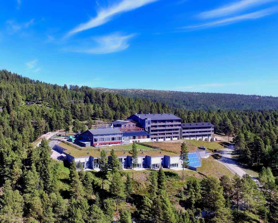 Vertskap og utbyggere I 1963 overtok våre foreldre, Grete og Sindre, Savalen Turisthytte. Med 14 rom, spisesal og et lite kjøkken startet livet som turistverter på fjellet.