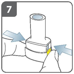 Stikke hull på kapselen: Hold inhalatoren loddrett med munnstykket opp. Stikk hull på kapselen ved å trykke hardt på knappene på begge sider samtidig.