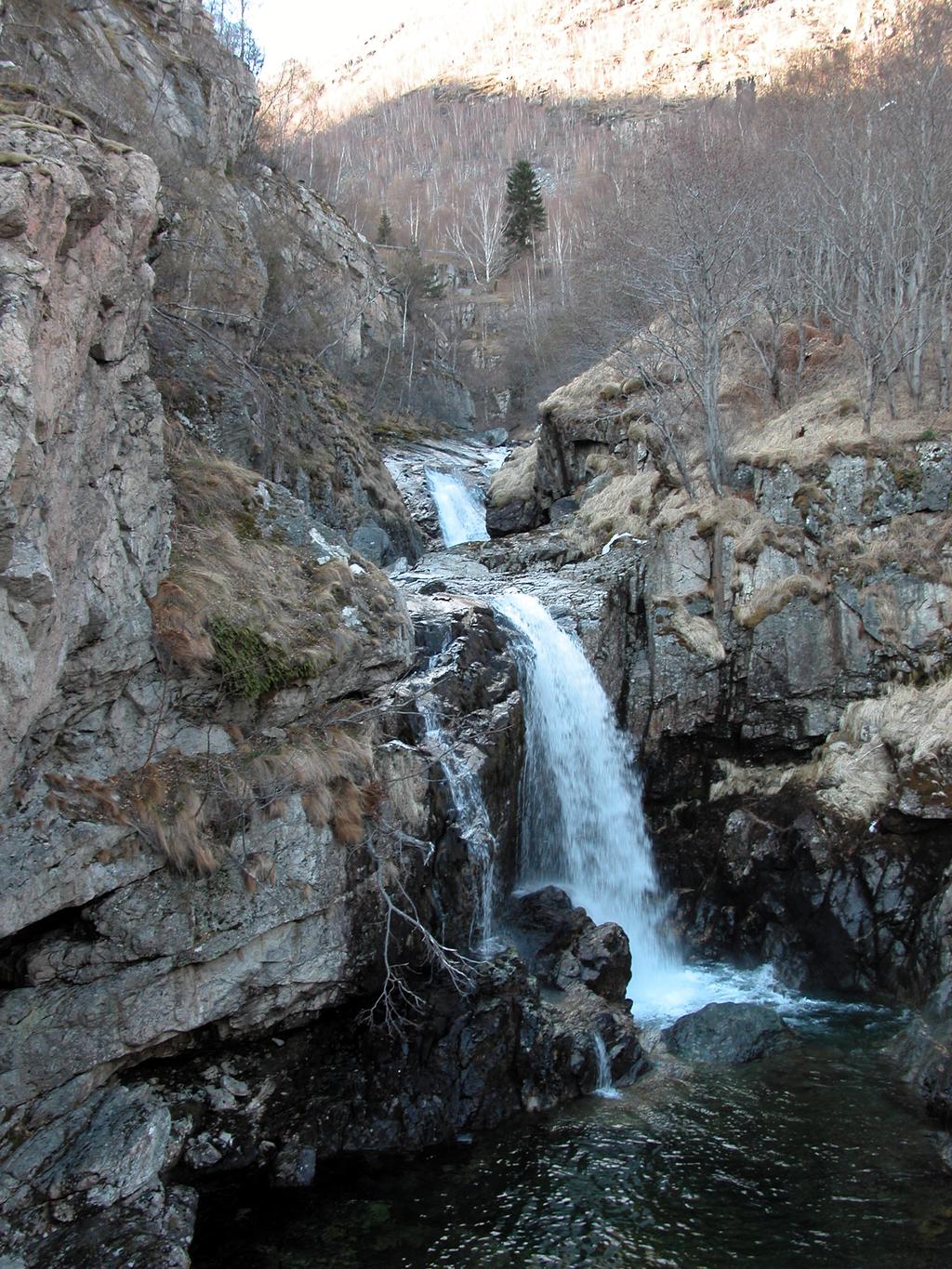 Indre Nordfjord Turlag Midtre Nordfjord Turlag Ytre Nordfjord Turlag Keipen Turlag Foto teke oppover frå fotturbrua på ca kote 70. NB! Vassføringa i elva var svært liten på det aktuelle tidspunktet.