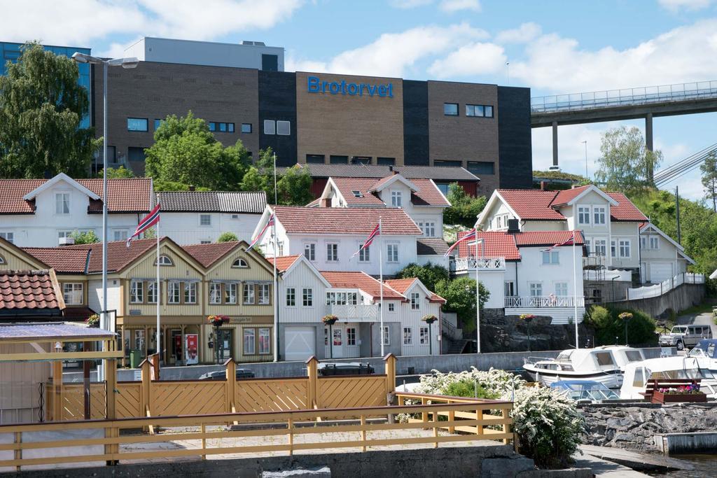 Fra Fjorden, sett mot vest i retning planområdet. 5. PLANPROSESS OG MEDVIRKNING Oppstartmøte ble holdt 25. 06. 2015.