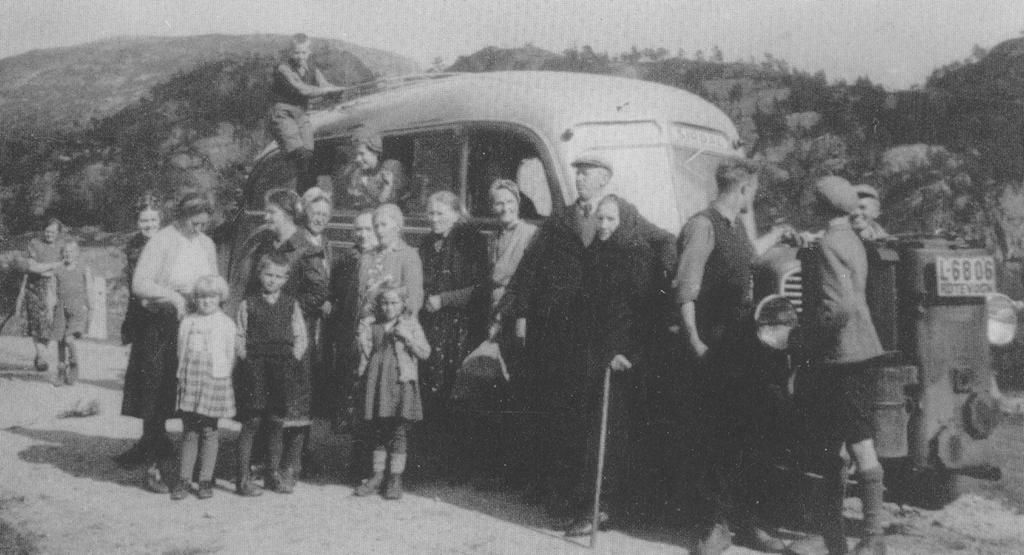Gutten ved sida av henne, er Dag Mauritzen. Ved sida av bussen, frå venstre, står Gerd (litt bak), tenestejente hos familien Mauritzen og Berta Byrkjedal.