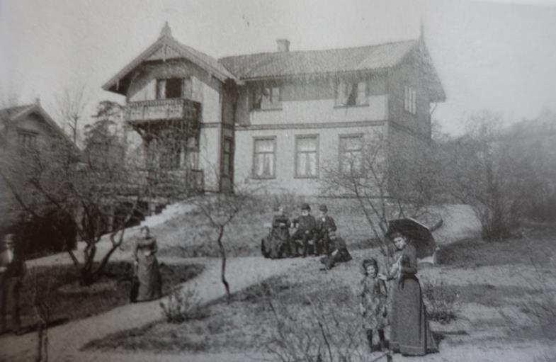 1893 og kan være arkitekt Bernhard Steckmest med familie eller Fick som døde høsten 1893. Fotograf: Martinius Skøien.