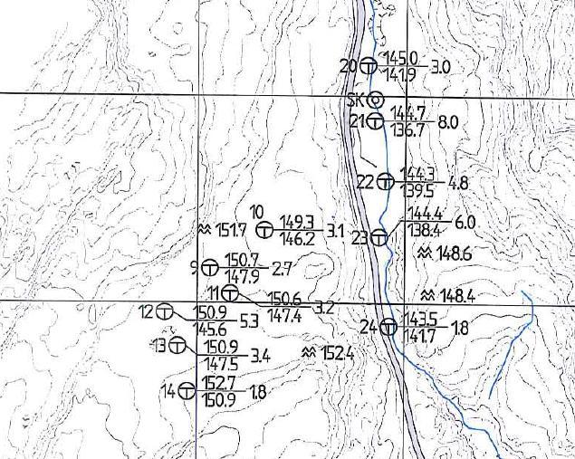 Figur 9: Resultat av grunnundersøkelser (totalsonderinger til fjell), der tallet under streken er høyden i moh ved borepunktet. En mulig bekketrase er vist i blått.