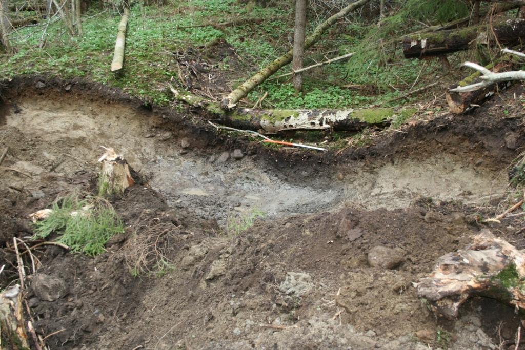 Hulveien hadde en ytre bredde på ca. 6 m, en indre bredde på 2,6 m og en dybde på 90 cm.