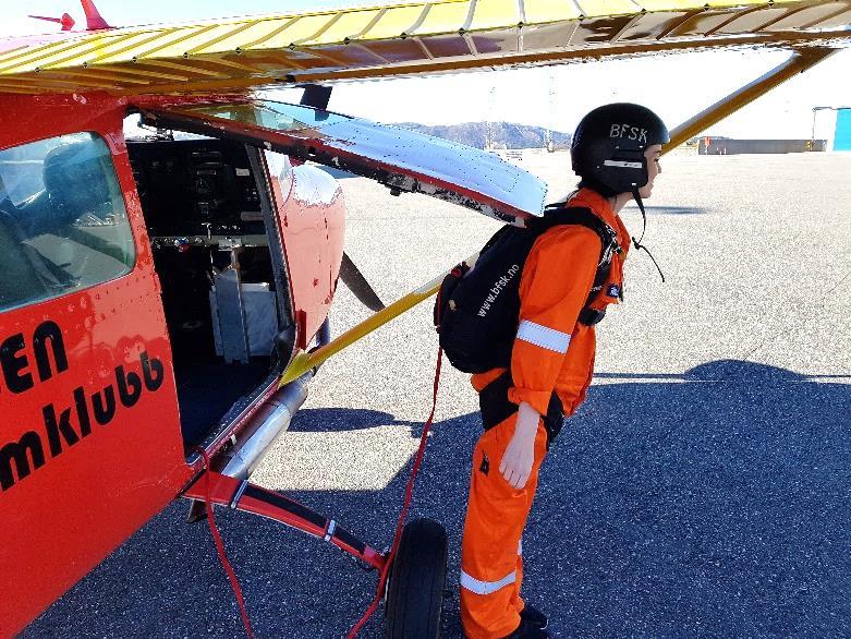 Prosedyre for fly med elev hengende på stag (C-172/C-182), dør høyre side. 6.1 Innlasting Still eleven opp utenfor flyet med ryggen mot døra, på utsiden av hjulet.