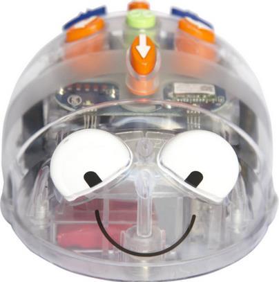 Sammen med en robot som heter Blue-Bot utforsker og sammenligner barna lengder, former og lærer seg koordinatsystemet. Blue-Boten er lett å programmere og skaper stort engasjement blant barna.