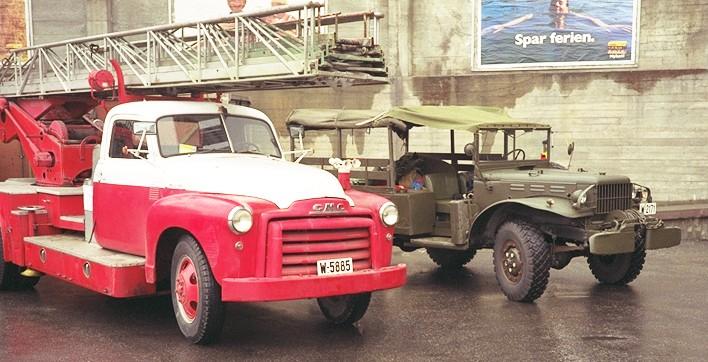 To kjøretøyer klar avmarsj til Tromsø ie-6 1994. Turen Gratangsfjellet liter påvar mila.