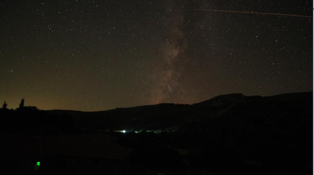 rødlig stjerne, stjernen heter Antares i stjernebildet Skorpionen.